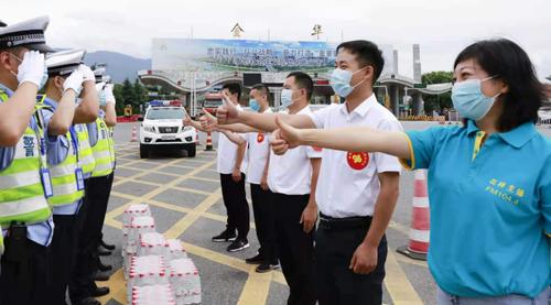 金华福彩助力“一杯水”送清凉公益活动2