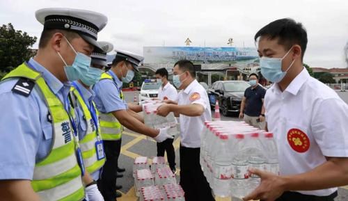 金华福彩助力“一杯水”送清凉公益活动1