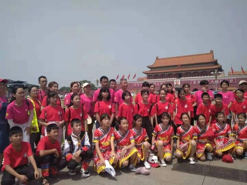 留守儿童与家长老师在天安门前合影