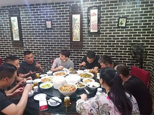 中奖彩民在重庆福彩附近一家餐厅吃午饭