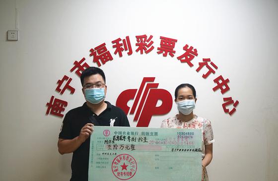 整本购彩真香，南宁小伙喜中刮刮乐 “新芽”10万元头奖