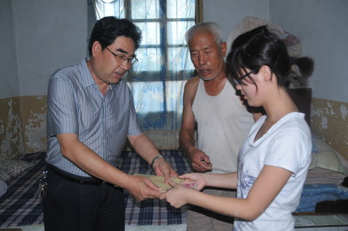 2013年,咸阳市民政局工作人员入户为孤儿大学生发放福彩资助金 2013年,咸阳市民政局工作人员入户为孤儿大学生发放福彩资助金