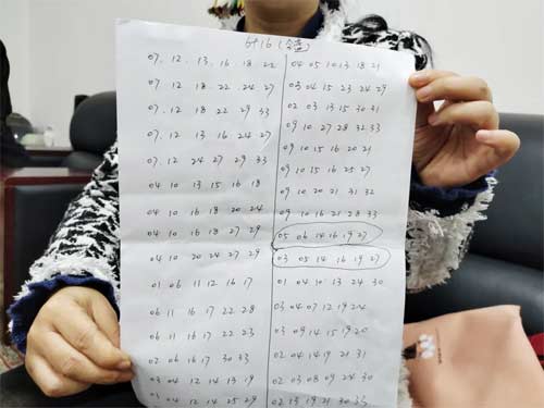 重庆一女彩民，半年内中出2次双色球头奖2