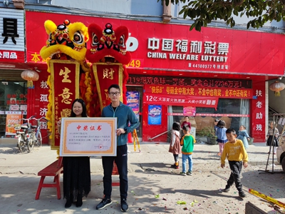 东莞夫妻携手领取双色球2700多万大奖2 东莞夫妻携手领取双色球2700多万大奖2