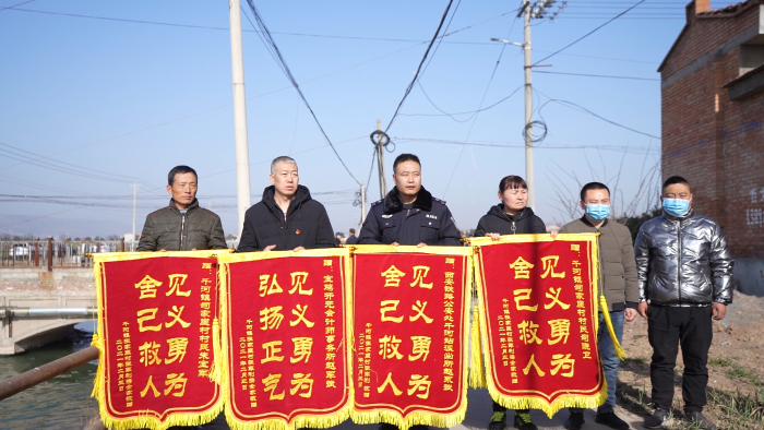 赵军斌和其他参与营救和村民与落水儿童家人