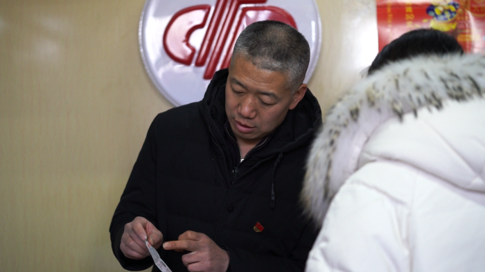 赵军斌向彩民介绍游戏玩法
