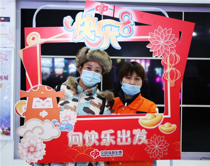 山东福彩邀请彩友和环卫工参与公益观影活动4 山东福彩邀请彩友和环卫工参与公益观影活动4