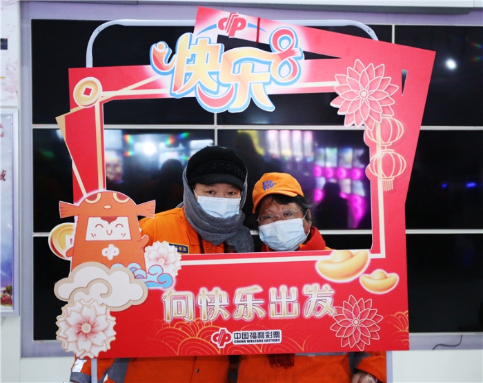 山东福彩邀请彩友和环卫工参与公益观影活动5 山东福彩邀请彩友和环卫工参与公益观影活动5