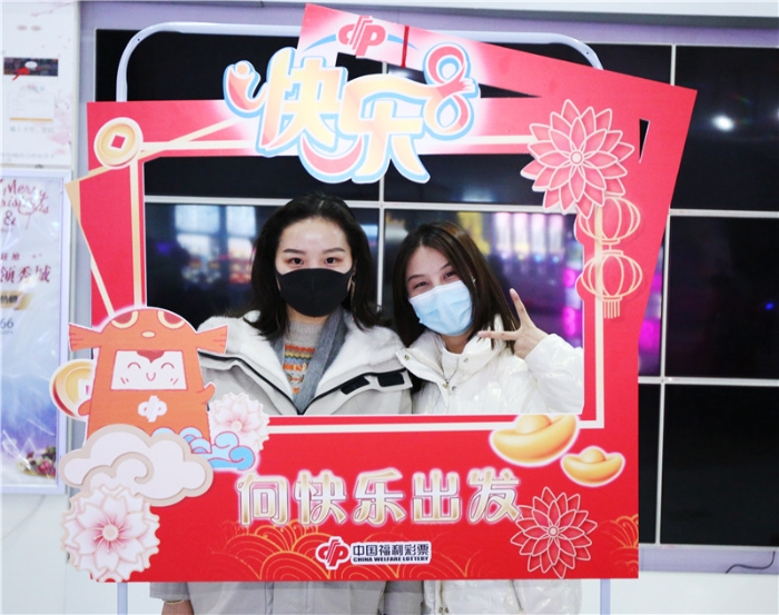 山东福彩邀请彩友和环卫工参与公益观影活动7 山东福彩邀请彩友和环卫工参与公益观影活动7