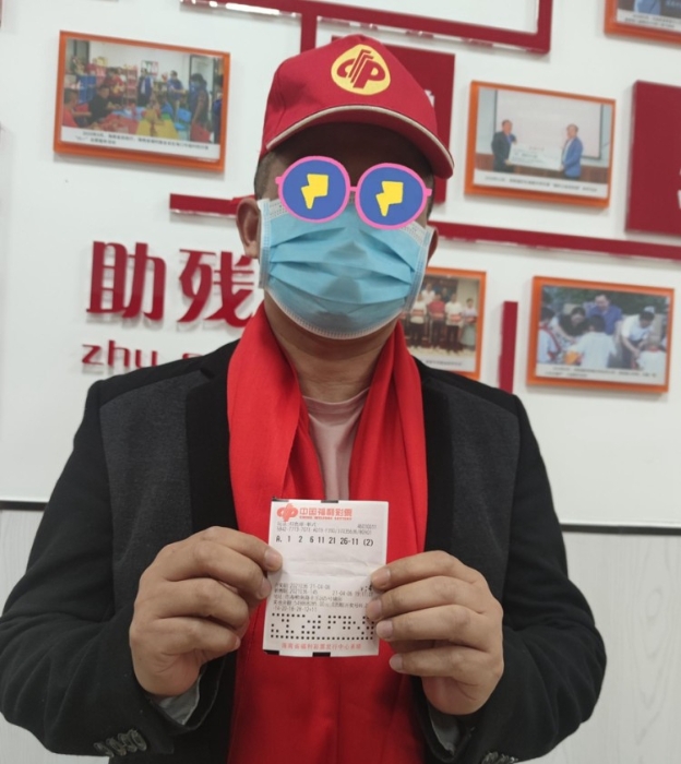 海南两位双色球一等奖得主现身领奖1_副本
