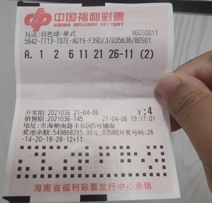 海南两位双色球一等奖得主现身领奖2_副本